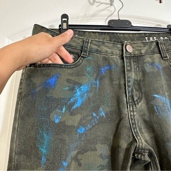 91 COTTON ON THE‎ BOYFRIEND DISTRESSED CAMO PAINT SPLATTER JEANS 8 - Picture 3 of 16